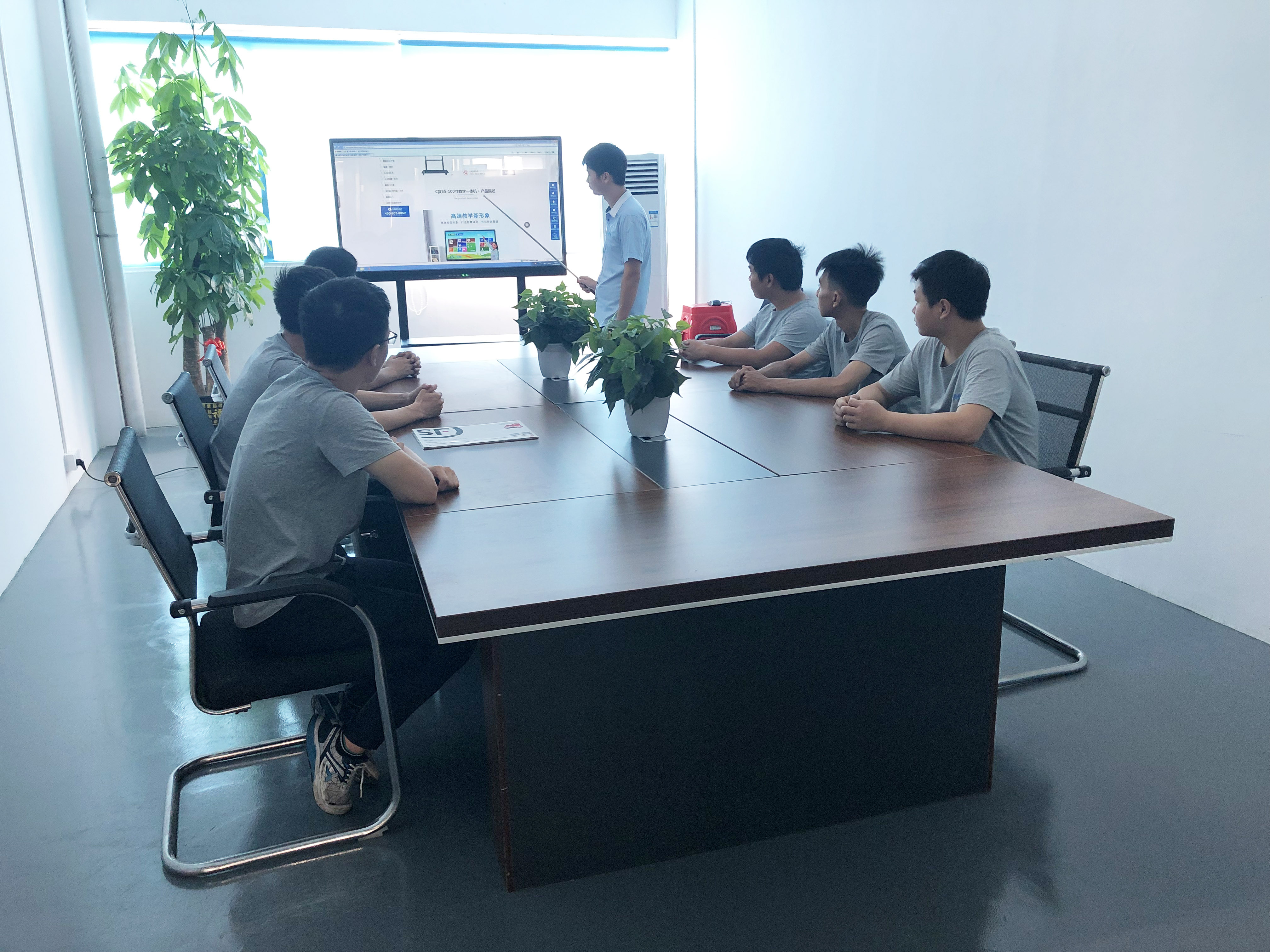 國(guó)內(nèi)直播市場(chǎng)引領(lǐng)觸摸一體機(jī)行業(yè)風(fēng)潮